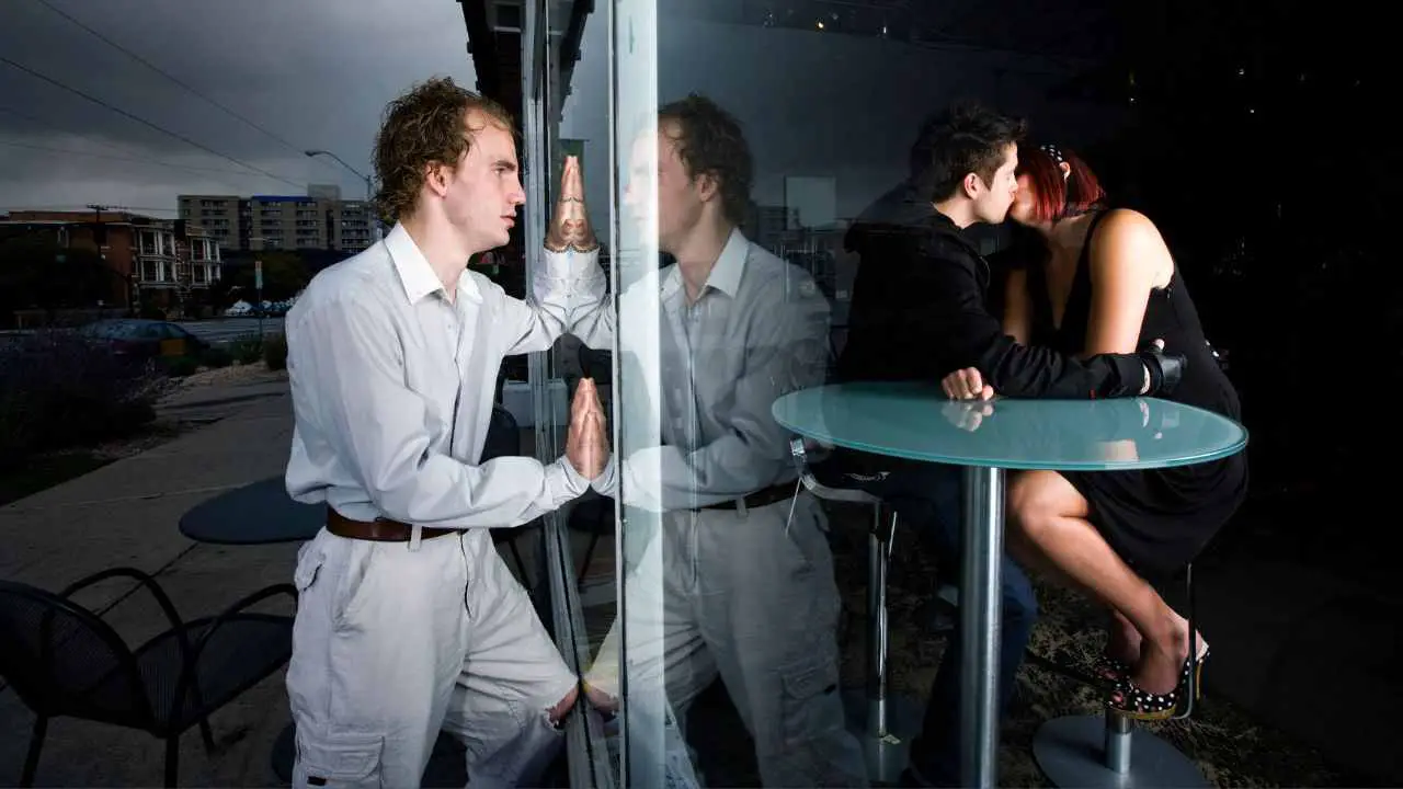 5 señales de que una mujer Piscis te está engañando[Bonus]- ¿Es posible conquistarla?