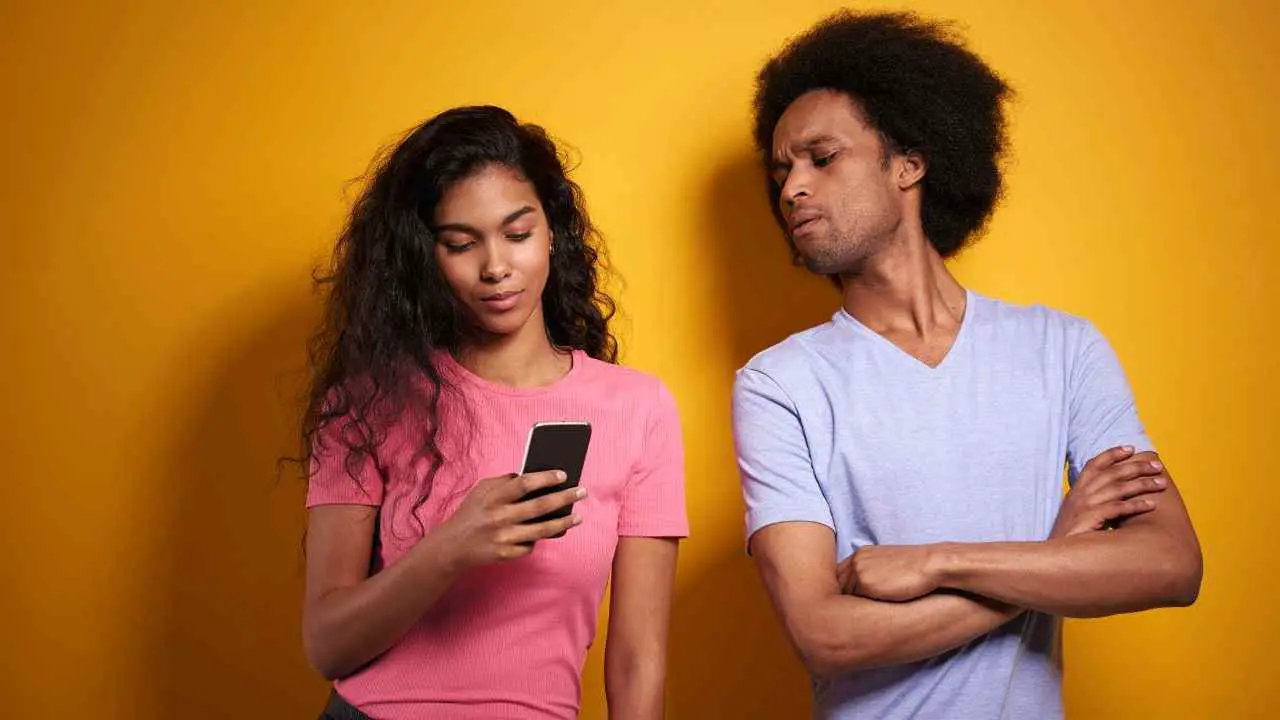 Señales de que le gustas a un hombre Aries en secreto: una guía completa