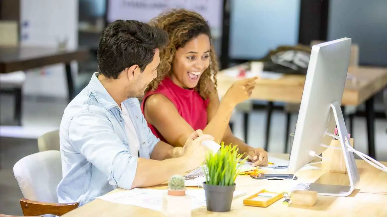 Señales de que le gustas en secreto a un Acuario [Bonus] Lo que debes hacer ahora (nuestro consejo de experto)