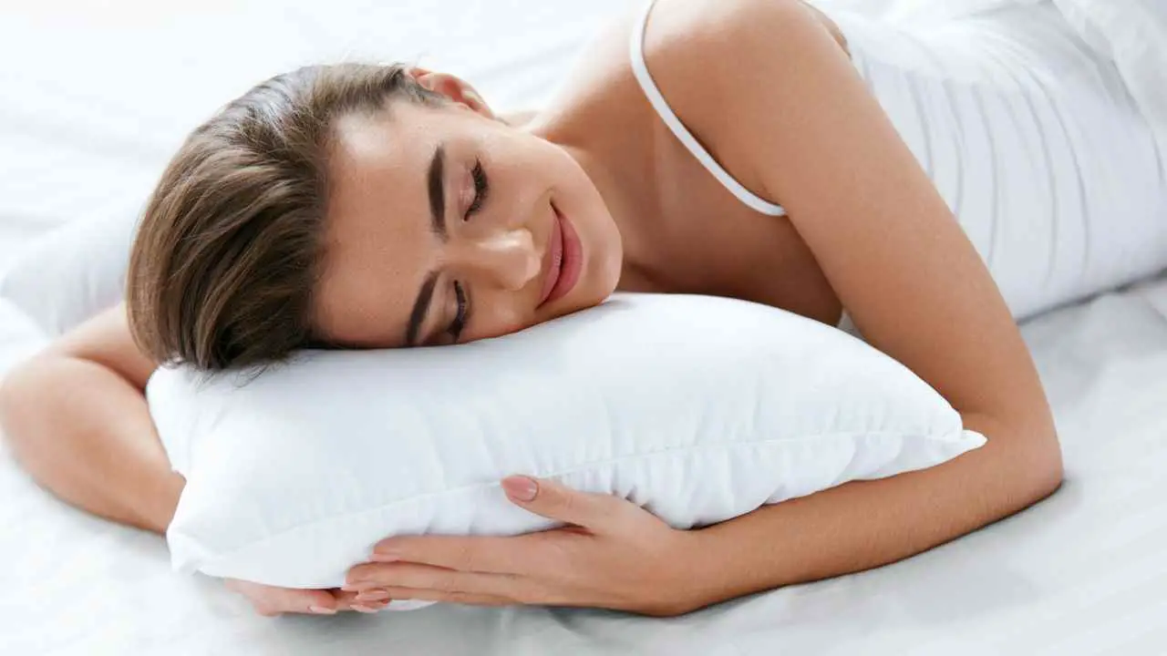 Follar con almohadas: 4 razones por las que es lo mejor